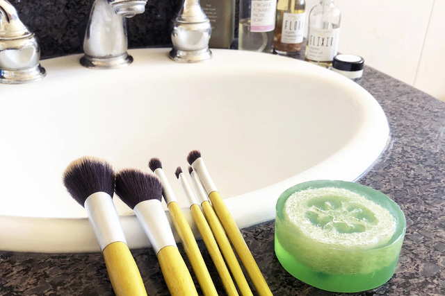 Vệ sinh cọ trang điểm sao cho đúng cách? - Ảnh 3.