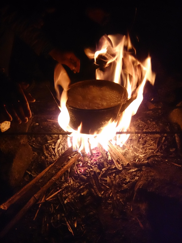 Tết về, nhớ bếp củi của mẹ - Ảnh 1.