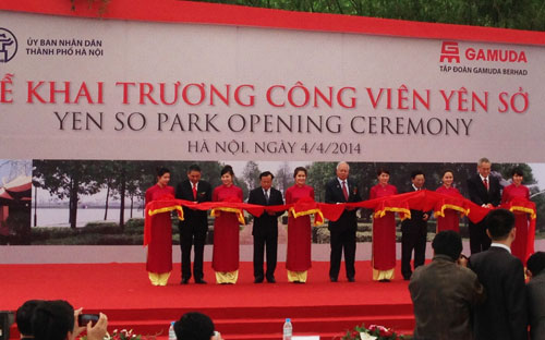 Thủ tướng Malaysia Dato' Najib Razak<b> </b>và lãnh đạo thành phố Hà Nội cắt băng khai trương, mở cửa công viên Yên Sở chiều 4/4.<br>