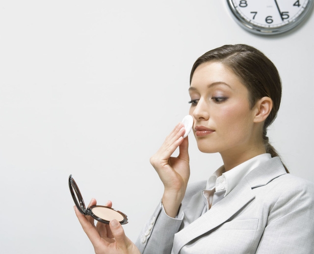 5 thói quen công sở ảnh hưởng đến sức khỏe - Ảnh 2.