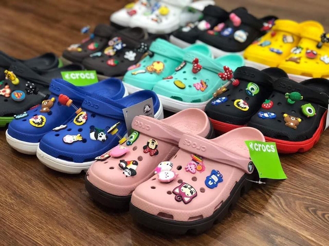 Crocs: thảm họa thời trang phổ biến toàn cầu - Ảnh 1.