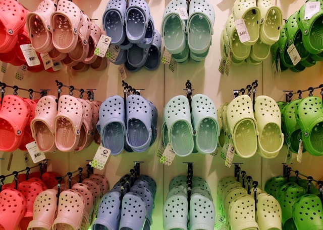 Crocs: thảm họa thời trang phổ biến toàn cầu - Ảnh 2.