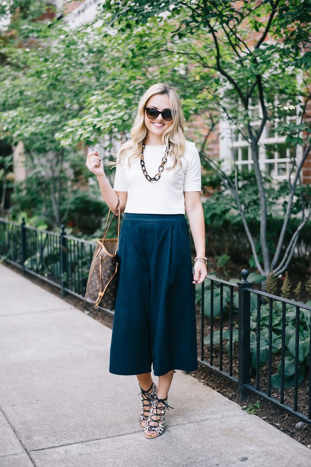 Quần lửng ống rộng phù hợp với mùa hè công sở - Ảnh 3.