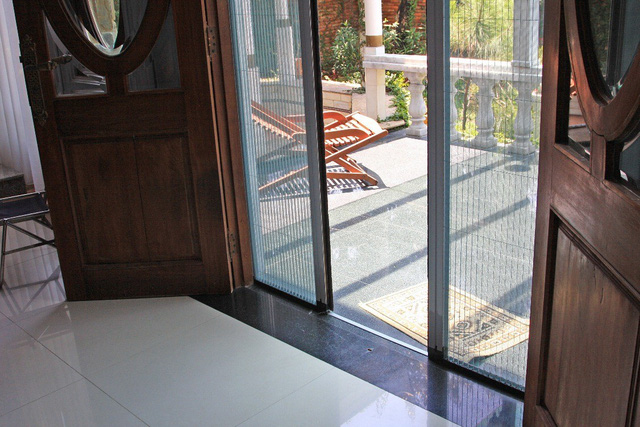 Có nên lắp cửa lưới chống muỗi? - Ảnh 2.