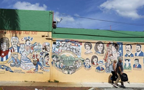 Những bức vẽ mang phong cách Cuba ở khu Little Havana, Miami, bang Florida, Mỹ - Ảnh: Reuters.<br>