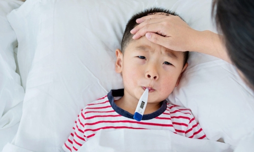 Số người nhập viện vì cúm A tăng, khan hiếm thuốc điều trị