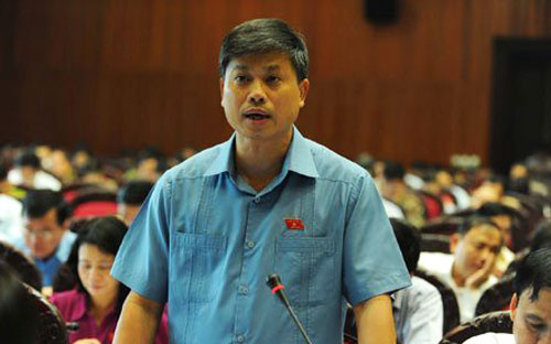 Đại biểu Phùng Đức Tiến cho biết, hàng năm Việt Nam có trên 
1.000.000 người bước vào tuổi lao động, trong đó có khoảng 400.000 người
 có trình độ đại học, cao đẳng, số lao động này thiếu việc làm.<br>