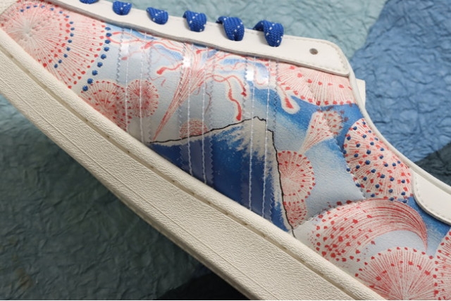 Cận cảnh đôi giày Adidas đang gây sốt tại Nhật Bản - Ảnh 2.