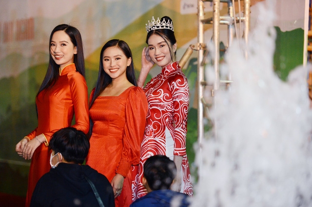 Dàn Hoa hậu hội ngộ các cầu thủ của CLB HAGL - Ảnh 5.