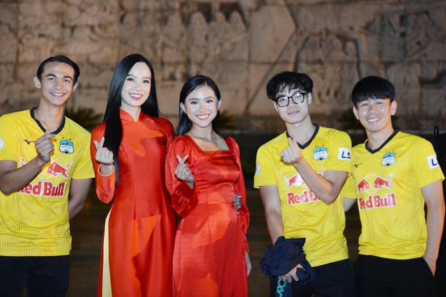 Dàn Hoa hậu hội ngộ các cầu thủ của CLB HAGL - Ảnh 3.
