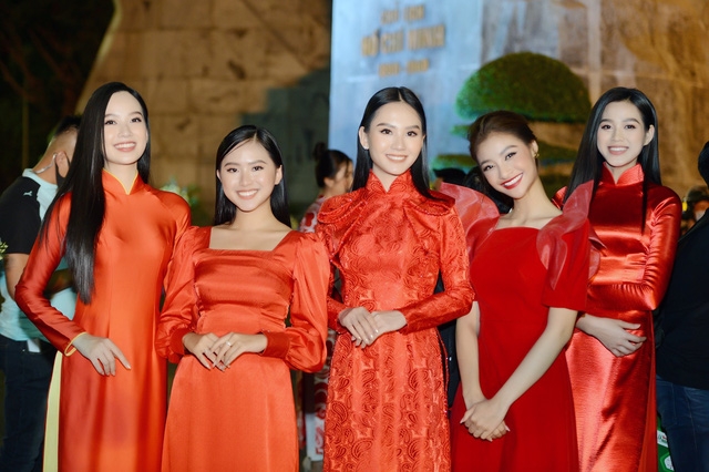 Dàn Hoa hậu hội ngộ các cầu thủ của CLB HAGL - Ảnh 6.