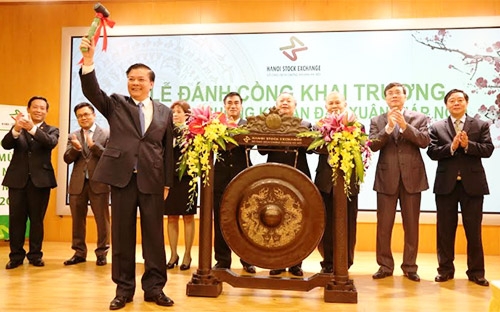Bộ Trưởng tài chính Đinh Tiến Dũng đánh cồng khai trương phiên giao dịch tại HNX.