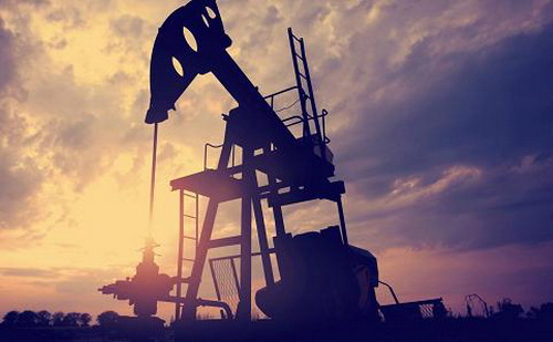 Commerzbank cho rằng, giá dầu Brent sẽ ở mức 55 USD/thùng ở thời điểm cuối năm 2015 và 65 USD/thùng vào cuối năm 2016. Dự báo này được điều chỉnh giảm 10 USD/thùng so với cách đây khoảng 1 tháng - Ảnh: GettyImages.