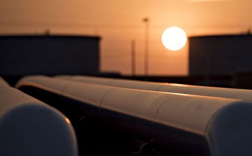 Trong năm 2015, đã có hai lần giá dầu xuống mức thấp nhất trong 6 năm - Ảnh: WSJ.<br>