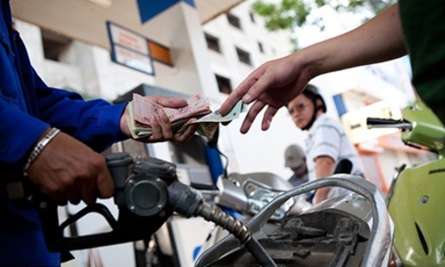 Giá xăng trong nước giảm lần thứ 10 liên tiếp