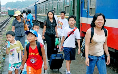 Nghị định quy định miễn vé áp dụng cho trẻ em dưới 6 tuổi đi cùng người lớn.