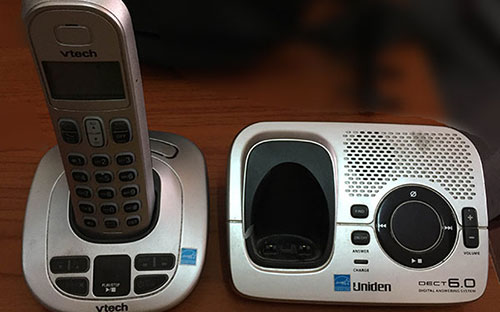 Một mẫu điện thoại “mẹ bồng con” không được sử dụng tại Việt Nam.