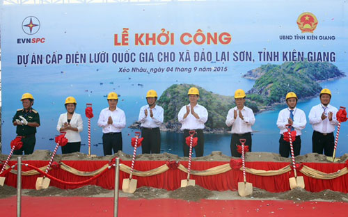 Thủ tướng Nguyễn Tấn Dũng cùng lãnh đạo các bộ, ngành, địa phương và chủ đầu tư thực hiện lễ khởi công dự án ngày 4/9.<br>