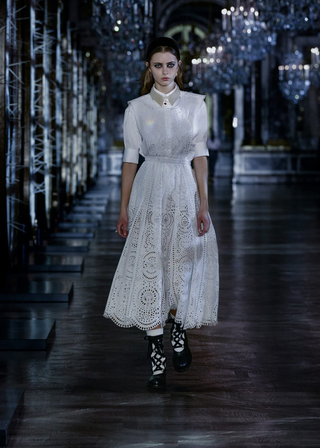BST Thu – Đông 2021 của Dior: câu chuyện cổ tích trong cung điện Versailles - Ảnh 1.