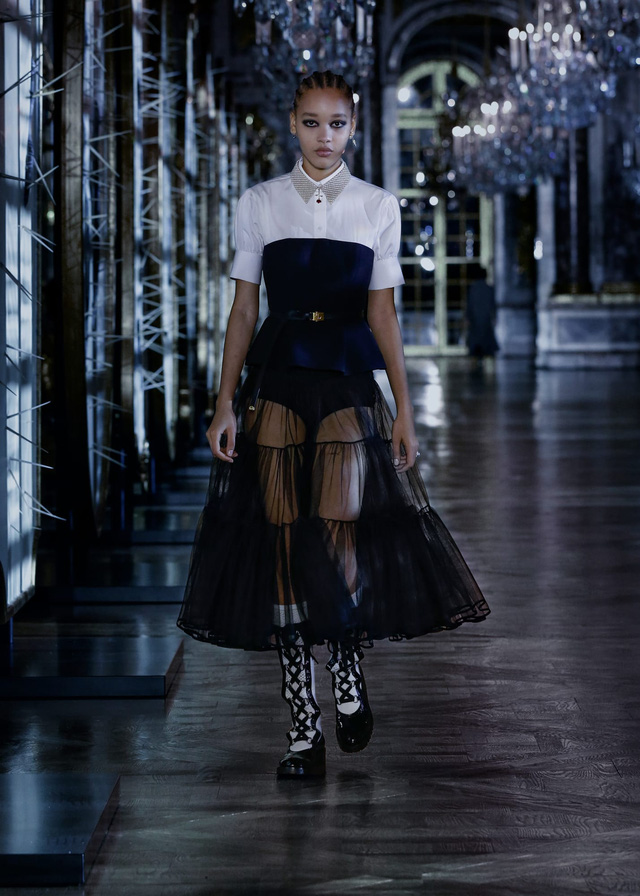 BST Thu – Đông 2021 của Dior: câu chuyện cổ tích trong cung điện Versailles - Ảnh 3.