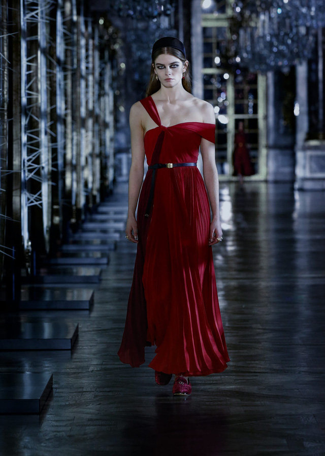 BST Thu – Đông 2021 của Dior: câu chuyện cổ tích trong cung điện Versailles - Ảnh 4.