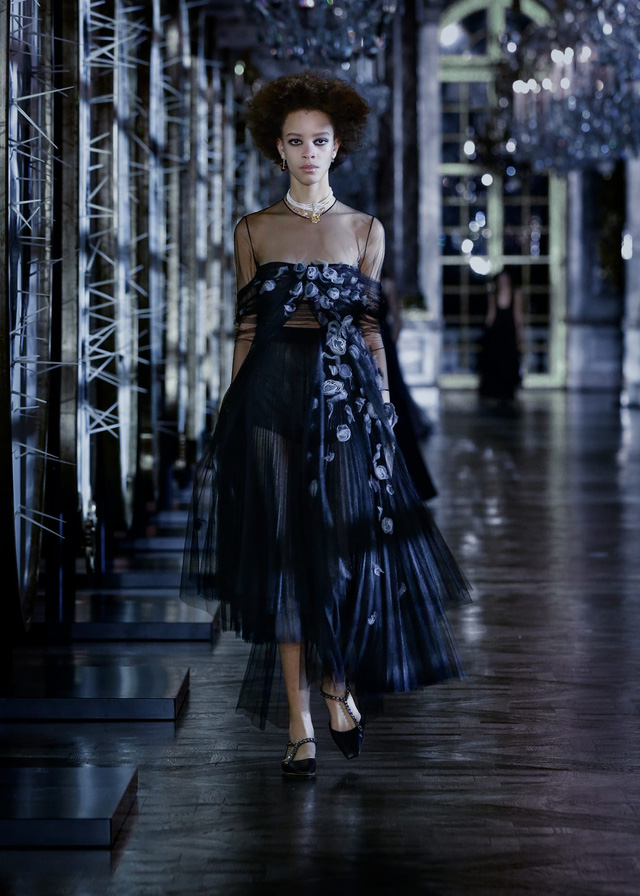 BST Thu – Đông 2021 của Dior: câu chuyện cổ tích trong cung điện Versailles - Ảnh 8.