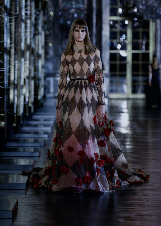 BST Thu – Đông 2021 của Dior: câu chuyện cổ tích trong cung điện Versailles - Ảnh 14.