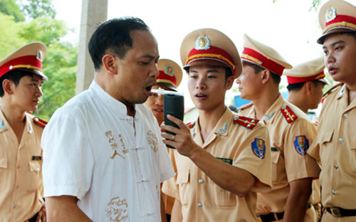 Uỷ ban An toàn giao thông Quốc gia cho rằng, việc tịch thu phương tiện của người sử dụng rượu bia quá nhiều là hoàn toàn có cơ sở và có lợi cho toàn xã hội.<br>