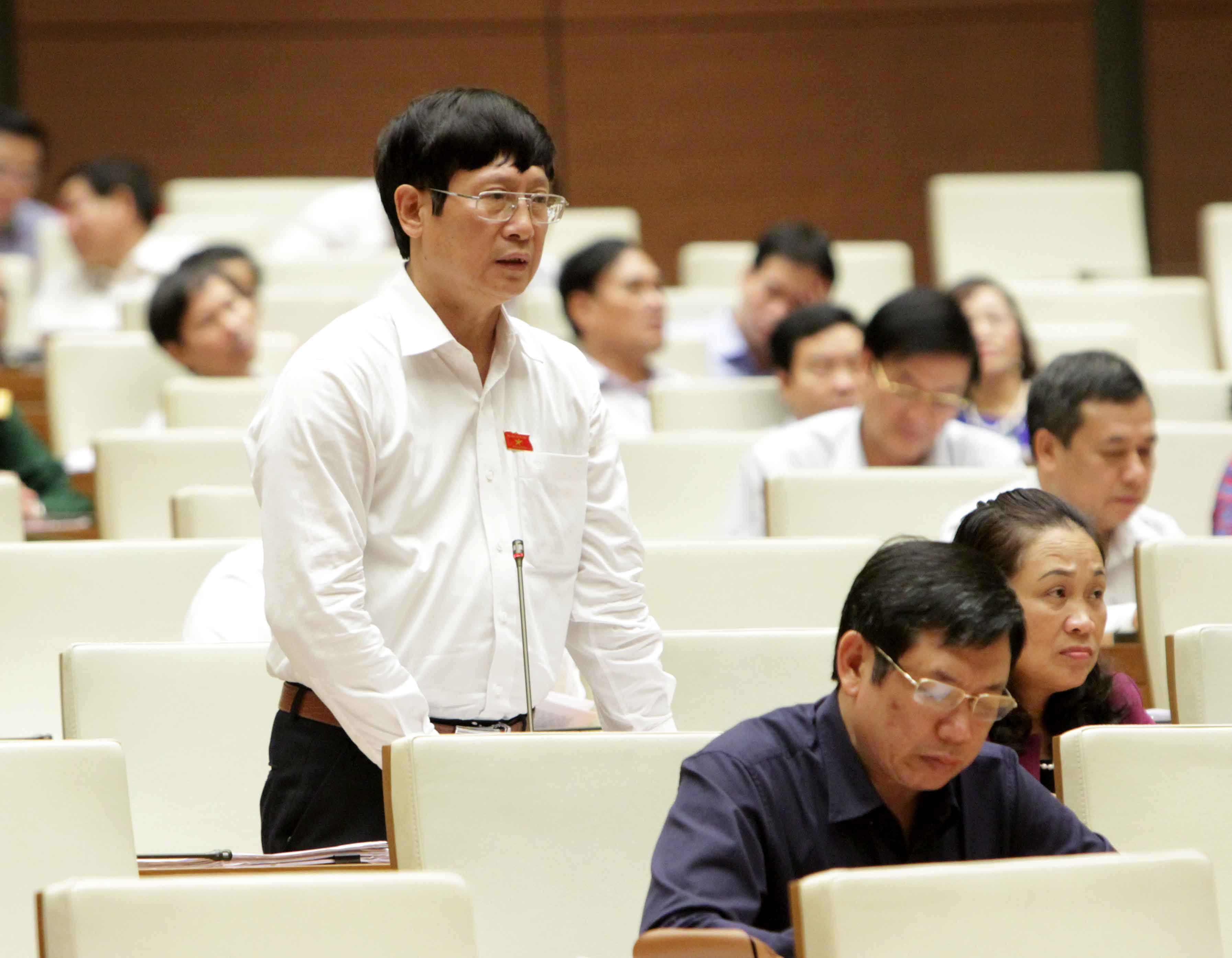 <span style="font-family: 'Times New Roman'; font-size: 15px;">"Mỗi lần vào mạng đều có cảm giác về truy cập của mình đang bị người khác kiểm soát, cảm thấy bất an lắm”, đại biểu Đỗ Mạnh Hùng chia sẻ.</span>