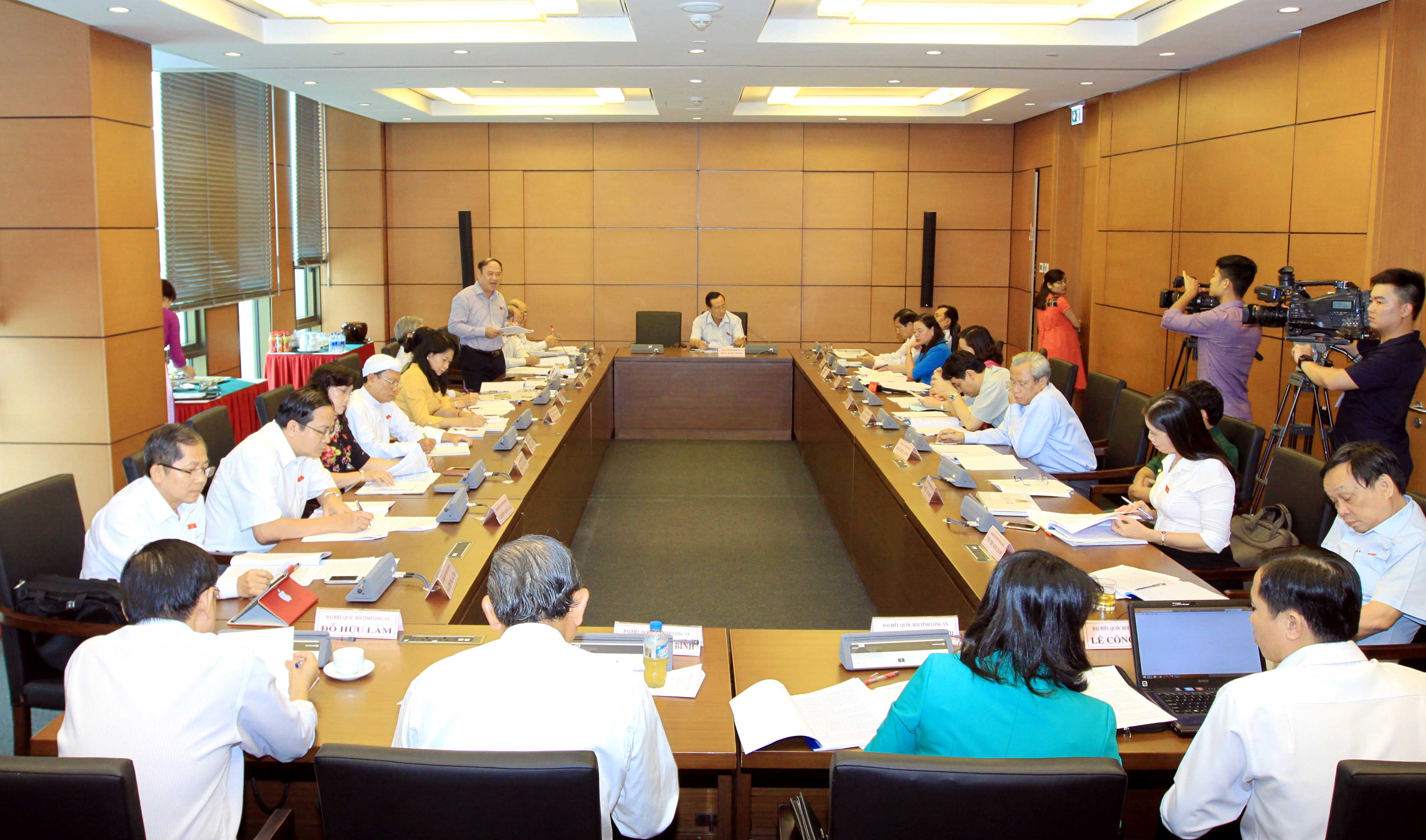 <span style="font-family: 'Times New Roman'; font-size: 15px;">Kết quả thảo luận ở tổ ghi nhận không ít ý kiến khác nhau về dự án Luật Trưng cầu ý dân.</span>