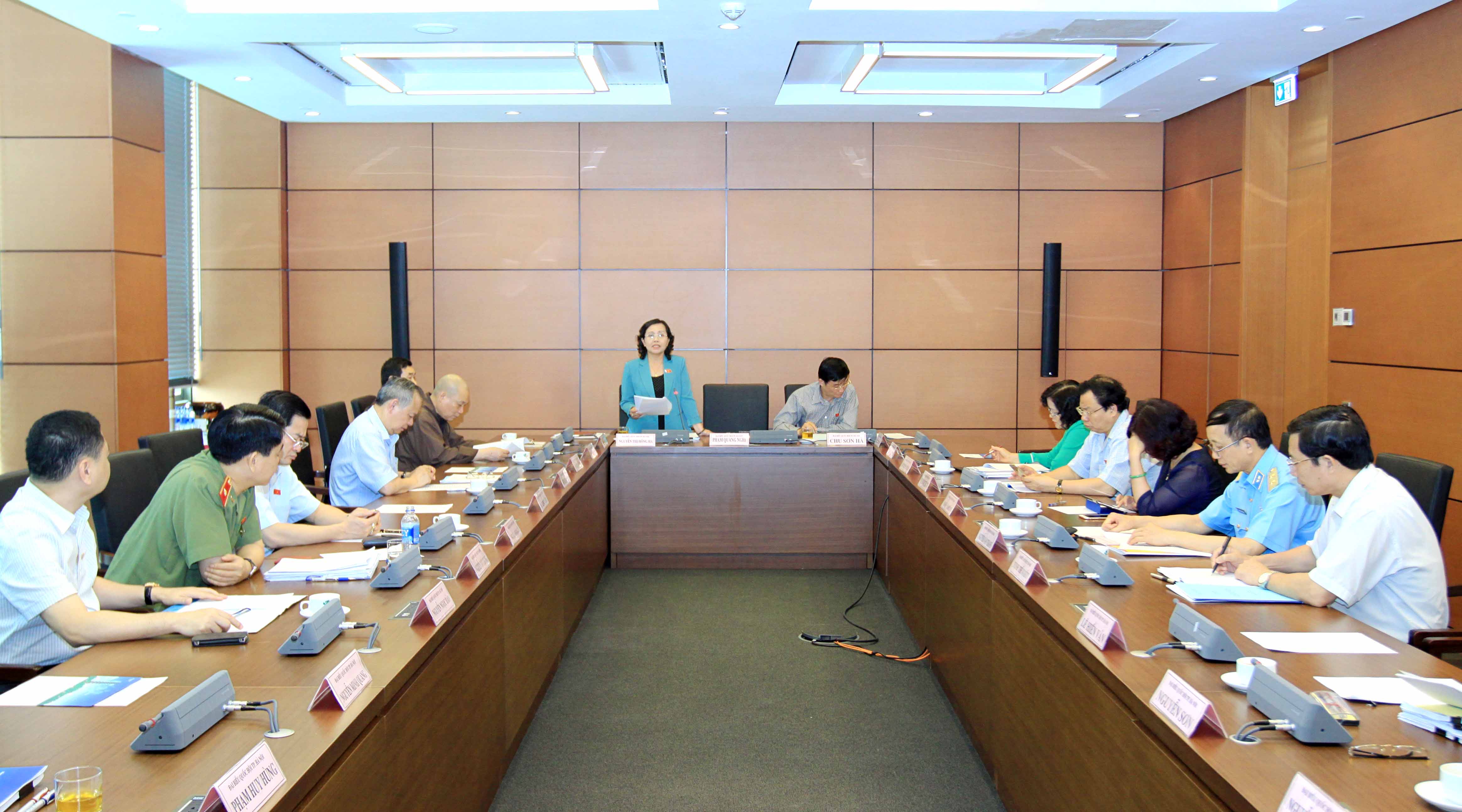 <span style="font-family: 'Times New Roman'; font-size: 15px;">Quyền đối với họ, tên là một trong những nội dung được các đại biểu tranh luận sôi nổi khi thảo luận tại tổ.</span>