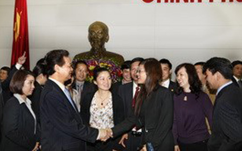 Thủ tướng trong một cuộc giao lưu với các doanh nghiệp trẻ.<br>