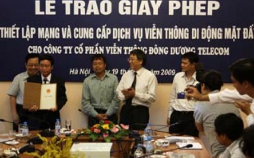 Lễ trao giấy phép thiết lập mạng và cung cấp dịch vụ viễn thông di động cho Đông Dương Telecom.<br>