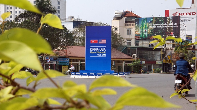 Hà Nội gấp rút hoàn tất việc trang hoàng trước thềm hội nghị thượng đỉnh Mỹ - Triều - Ảnh 1.