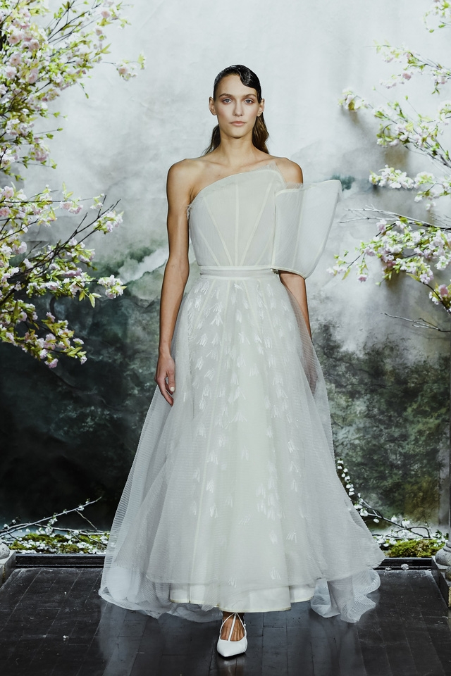 Chiêm ngưỡng bộ sưu tập đầm cưới đầu tiên của Phương My tại New York - Ảnh 1.