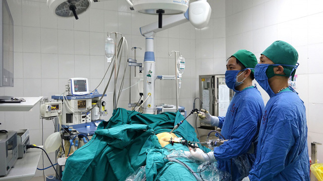 Cảnh báo thủng tạng rỗng do viêm loét dạ dày ở người trẻ tuổi - Ảnh 1.