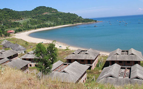 Một dự án bất động sản dở dang bị bỏ hoang nhiều năm nay tại ven biển Đà Nẵng - Hội An.<br>
