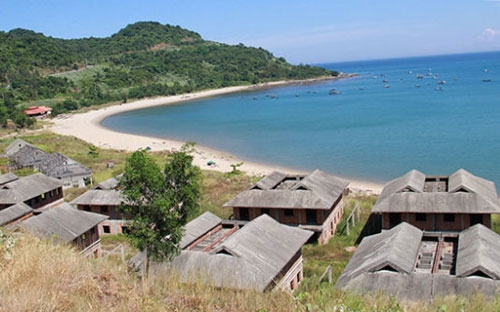 Một dự án bất động sản dở dang bị bỏ hoang nhiều năm nay tại ven biển Đà Nẵng - Hội An.<br>