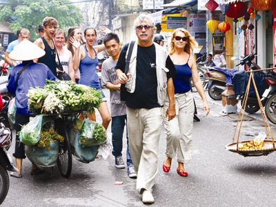 Một trong những tồn tại của nền kinh tế trong 6 tháng đầu năm là khách du lịch quốc tế đến Việt Nam đột ngột sụt giảm mạnh.<br>