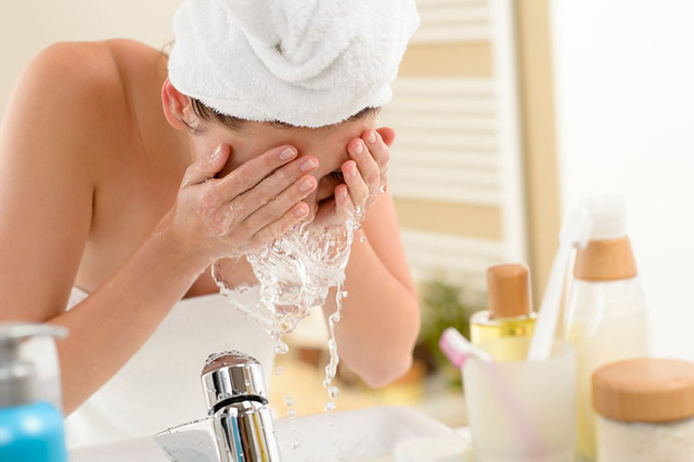 Rửa mặt đúng cách trước khi đi ngủ - Ảnh 2.