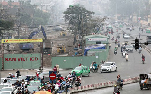 Tuyến đường Trường Chính lẽ ra đã được mở rộng từ nhiều năm trước, song do vướng vào phần đất quốc phòng, trong khi Hà Nội và Bộ Quốc Phòng không thống nhất được một số điều khoản.<br>