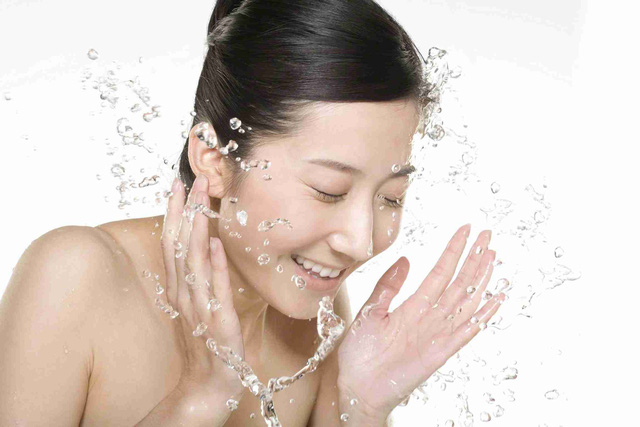 Mách bạn cách dưỡng da đơn giản cho mùa cuối năm - Ảnh 1.