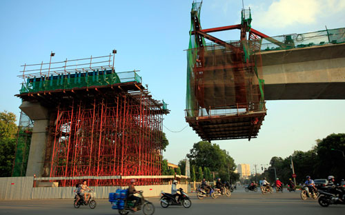 Hàng nghìn tấn sắt thép, bê tông của dự án đường sắt trên cao Hà Nội treo lơ lửng luôn khiến người đi đường nơm nớp lo sợ.<br>