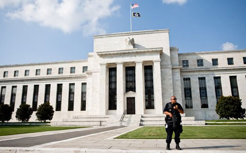 Bên ngoài Cục Dự trữ Liên bang Mỹ.<br>