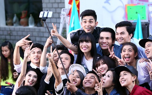 Self-V lấy ý tưởng từ phong trào chụp ảnh “tự sướng” khá phổ biến 
trong giới trẻ với biểu tượng chữ V - cũng là một thành tố quan trọng 
của thương hiệu Galaxy V<i>.</i><br>