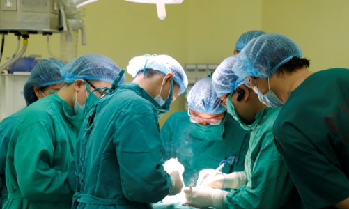 Biến chứng nặng do tự ý đắp thuốc lá trị u vú