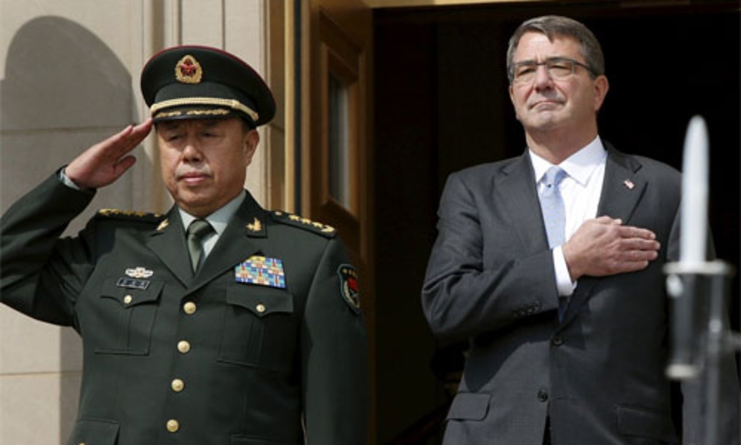 Tướng Trung Quốc Phạm Trường Long (trái) và Bộ trưởng Bộ Quốc phòng Mỹ Ash Carter - Ảnh: Reuters.<br>