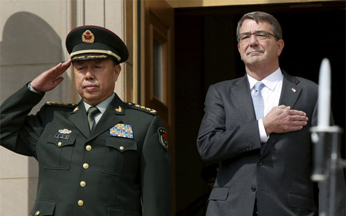 Tướng Trung Quốc Phạm Trường Long (trái) và Bộ trưởng Bộ Quốc phòng Mỹ Ash Carter - Ảnh: Reuters.<br>