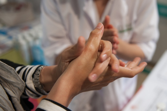 Vì sao phụ nữ dễ bị bệnh tự miễn hơn nam giới? - Ảnh 2.