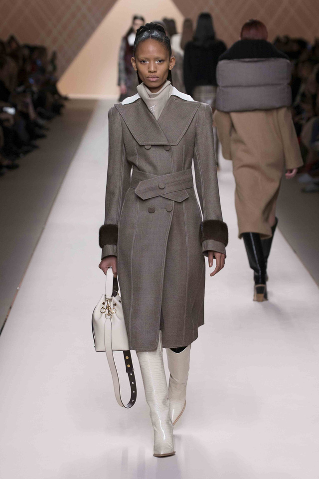 Fendi và BST trầm ấm dành cho Thu – Đông 2018 - Ảnh 4.
